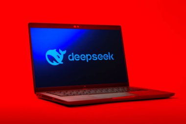 Prag, Çek Cumhuriyeti - 05: 18 2025: Deepseek logosunu gösteren bir dizüstü bilgisayarın düşük açılı görüntüsü. Deepseek yapay zeka destekli arama ve araştırma için bir platformdur.