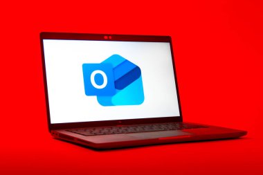 Prag, Çek Cumhuriyeti - 05: 18 2025: Outlook logosunu gösteren bir dizüstü bilgisayarın düşük açılı görüntüsü. Outlook iletileri göndermek ve yönetmek için bir e- posta platformudur.