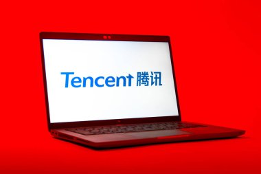 Prag, Çek Cumhuriyeti - 05: 18 2025: Tencent logosunu gösteren bir dizüstü bilgisayarın düşük açılı görüntüsü. Tencent internet hizmetleri ve oyunlar sağlayan bir teknoloji şirketidir..