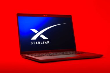 Prag, Çek Cumhuriyeti - 05: 18 2025: Starlink logosunu gösteren bir dizüstü bilgisayarın düşük açılı görüntüsü. Starlink küresel bağlantı sağlayan bir uydu internet hizmetidir.