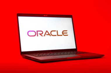 Prag, Çek Cumhuriyeti - 05: 18 2025: Kahin logosunu gösteren bir dizüstü bilgisayarın düşük açılı görüntüsü. Kahin, veritabanı yazılımı ve bulut çözümleri sağlayan bir şirkettir..