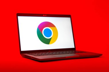 Prag, Çek Cumhuriyeti - 05: 18 2025: Krom logoyu gösteren bir dizüstü bilgisayarın düşük açılı görüntüsü. Chrome, Google tarafından hızlı tarama için geliştirilen bir web tarayıcısıdır..