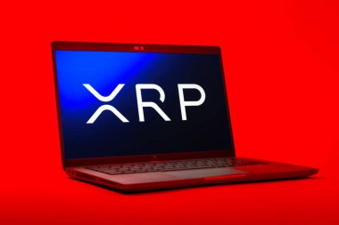 Prag, Çek Cumhuriyeti - 05: 18 2025: Ripple logosunu gösteren bir dizüstü bilgisayarın düşük açılı görüntüsü. Dalgalanma dijital kripto para birimi ve ödeme protokolüdür..