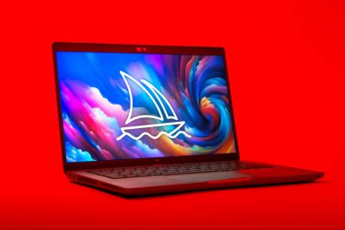 Prag, Çek Cumhuriyeti - 05: 18 2025: Midtrip logosunu gösteren bir dizüstü bilgisayarın düşük açılı görüntüsü. Midtrip yapay zeka ürünü resimler ve sanat için bir platformdur..