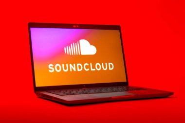 Prag, Çek Cumhuriyeti - 05: 18 2025: SoundCloud logosunu gösteren bir dizüstü bilgisayarın düşük açılı görüntüsü. SoundCloud müzik paylaşımı ve yayını için bir platformdur..