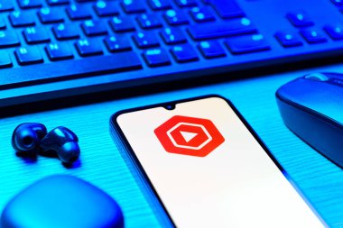 Prag, Çek Cumhuriyeti - 08 12 2025: Youtube Stüdyo logosunu gösteren klavyesi ve cep telefonu olan bir masanın yan görüntüsü. Youtube Studio YouTube kanallarını yönetmek ve analiz etmek için bir platformdur.