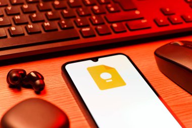 Prag, Çek Cumhuriyeti - 08 12 2025: Google Keep logosunu gösteren klavyesi ve cep telefonu olan bir masanın yan görüntüsü. Google Keep notlar, listeler ve hatırlatıcılar için bir platformdur.