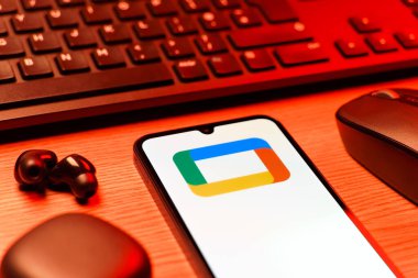 Prag, Çek Cumhuriyeti - 08 12 2025: Google TV logosunu gösteren klavyesi ve cep telefonu olan bir masanın yan görüntüsü. Google TV film, program ve uygulamalar için bir platformdur..