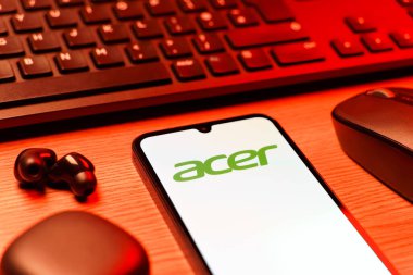 Prag, Çek Cumhuriyeti - 08 12 2025: Acer logosunu gösteren klavyesi ve cep telefonu olan bir masanın yan görüntüsü. Acer bilgisayar ve elektronik üreten bir teknoloji şirketidir..