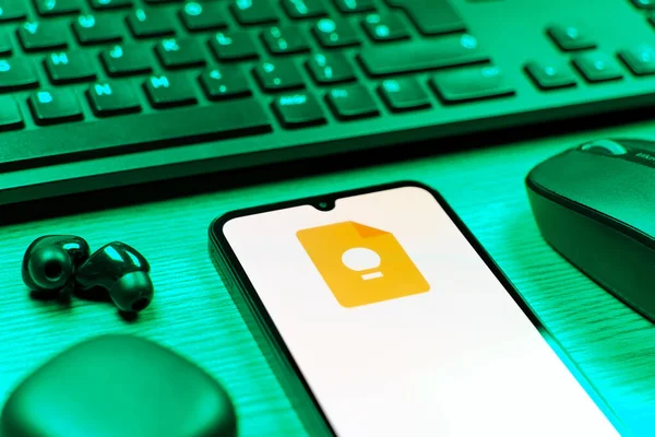 Prag, Çek Cumhuriyeti - 08 12 2025: Google Keep logosunu gösteren klavyesi ve cep telefonu olan bir masanın yan görüntüsü. Google Keep notlar, listeler ve hatırlatıcılar için bir platformdur.