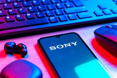 Prag, Çek Cumhuriyeti - 08 12 2025: Sony logosunu gösteren klavyesi ve cep telefonu olan bir masanın yan görüntüsü. Sony elektronik, oyun ve eğlence üreten bir teknoloji şirketidir..