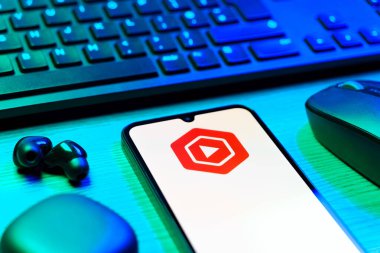 Prag, Çek Cumhuriyeti - 08 12 2025: Youtube Stüdyo logosunu gösteren klavyesi ve cep telefonu olan bir masanın yan görüntüsü. Youtube Studio YouTube kanallarını yönetmek ve analiz etmek için bir platformdur.