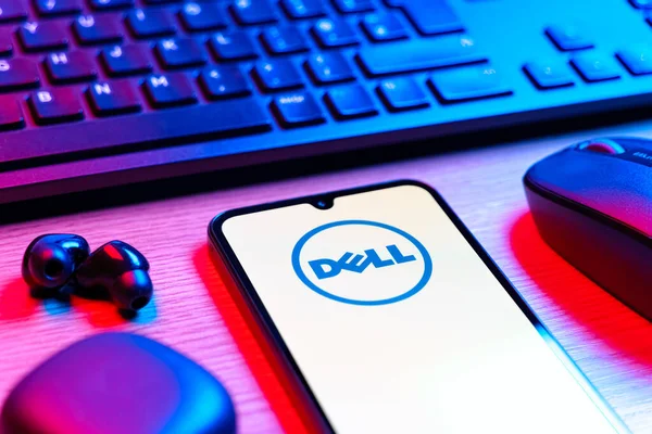 Prag, Çek Cumhuriyeti - 08 12 2025: Dell logosunu gösteren klavyesi ve cep telefonu olan bir masanın yan görüntüsü. Dell bilgisayar ve bilişim çözümleri üreten bir teknoloji şirketidir..