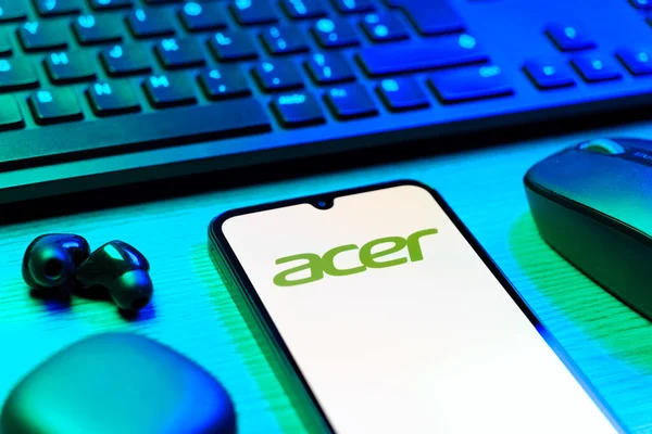Prag, Çek Cumhuriyeti - 08 12 2025: Acer logosunu gösteren klavyesi ve cep telefonu olan bir masanın yan görüntüsü. Acer bilgisayar ve elektronik üreten bir teknoloji şirketidir..