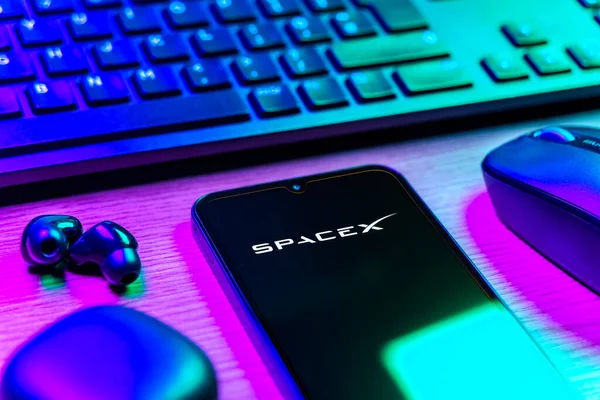 Prag, Çek Cumhuriyeti - 08 12 2025: SpaceX logosunu gösteren klavyesi ve cep telefonu olan bir masanın yan görüntüsü. SpaceX uzay keşfi ve roket fırlatmaları için özel bir şirkettir..