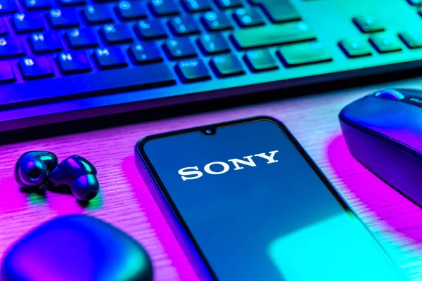 Prag, Çek Cumhuriyeti - 08 12 2025: Sony logosunu gösteren klavyesi ve cep telefonu olan bir masanın yan görüntüsü. Sony elektronik, oyun ve eğlence üreten bir teknoloji şirketidir..