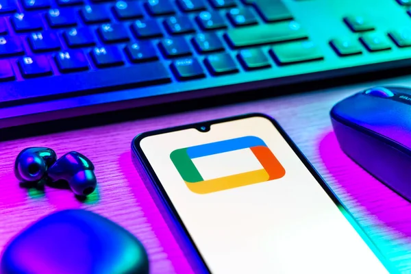Prag, Çek Cumhuriyeti - 08 12 2025: Google TV logosunu gösteren klavyesi ve cep telefonu olan bir masanın yan görüntüsü. Google TV film, program ve uygulamalar için bir platformdur..