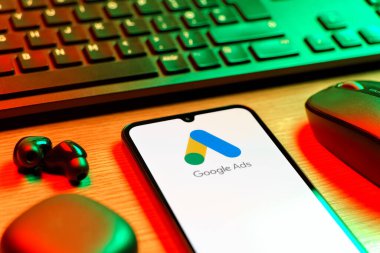 Prag, Çek Cumhuriyeti - 08 12 2025: Google Ads logosunu gösteren klavyesi ve cep telefonu olan bir masanın yan görüntüsü. Google Reklamları, çevrimiçi reklamlar yaratmak ve yönetmek için bir platformdur.