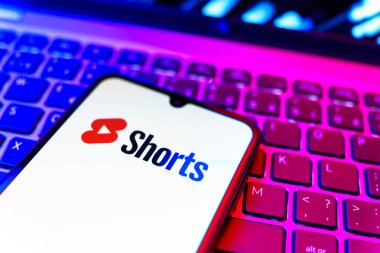 Prag, Çek Cumhuriyeti - 08 19 2025: Klavyede duran ve Youtube Shorts logosunu gösteren bir cep telefonunun yakından görüntüsü. Youtube Shorts kısa form video içeriği için bir platformdur.