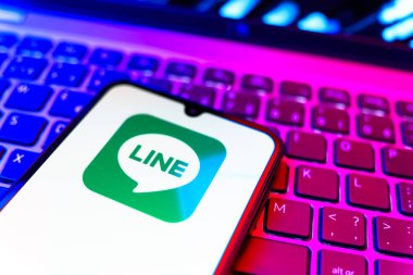 Prag, Çek Cumhuriyeti - 08 19 2025: Bir cep telefonunun klavyede duran ve hat logosunu gösteren yakın plan görüntüsü. Line aramalar, mesajlar ve çokluortam paylaşımı için bir mesajlaşma uygulamasıdır.