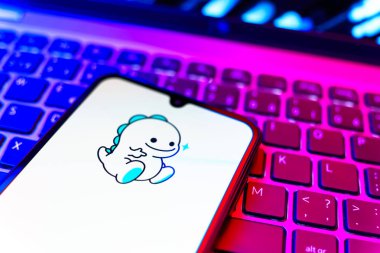 Prag, Çek Cumhuriyeti - 08 19 2025: Bigo Live logosunu gösteren klavyenin üzerinde duran cep telefonunun yakından görüntüsü. Bigo Live canlı yayın ve sosyal etkileşim için bir platformdur.