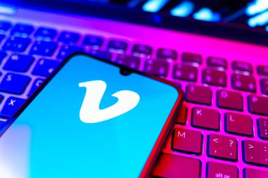 Prag, Çek Cumhuriyeti - 08 19 2025: Klavyede duran ve Vimeo logosunu gösteren bir cep telefonunun yakından görüntüsü. Vimeo, yüksek kaliteli video sunucu ve paylaşımı için bir platformdur.