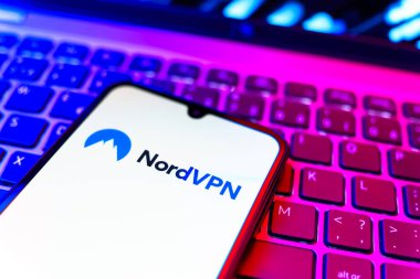 Prag, Çek Cumhuriyeti - 08 19 2025: Klavyenin üzerinde NordVPN logosunu gösteren cep telefonunun yakın çekim görüntüsü. NordVPN güvenli ve özel internet taraması için bir platformdur.
