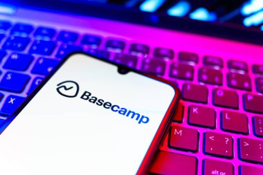 Prag, Çek Cumhuriyeti - 08 19 2025: Klavyede duran ve temel amfi logosu sergilenen cep telefonunun yakından görüntüsü. Temel amfi, takım işbirliği ve proje organizasyonu için bir platformdur..