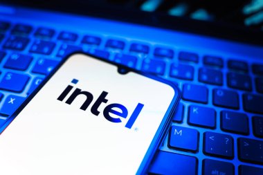 Prag, Çek Cumhuriyeti - 08 19 2025: Intel logosunu gösteren klavyenin üzerinde duran bir cep telefonunun yakından görüntüsü. Intel işlemci ve bilgisayar donanımı üreten bir teknoloji şirketidir..