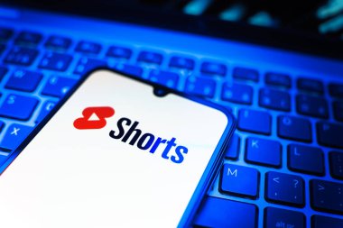 Prag, Çek Cumhuriyeti - 08 19 2025: Klavyede duran ve Youtube Shorts logosunu gösteren bir cep telefonunun yakından görüntüsü. Youtube Shorts kısa form video içeriği için bir platformdur.