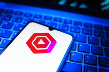 Prag, Çek Cumhuriyeti - 08 19 2025: Youtube Stüdyo logosunu gösteren klavyenin üzerinde duran cep telefonunun yakından görüntüsü. Youtube Studio YouTube kanallarını yönetmek ve analiz etmek için bir platformdur.