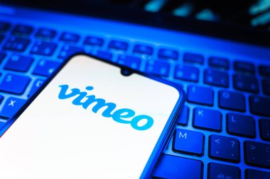 Prag, Çek Cumhuriyeti - 08 19 2025: Klavyede duran ve Vimeo logosunu gösteren bir cep telefonunun yakından görüntüsü. Vimeo, yüksek kaliteli video sunucu ve paylaşımı için bir platformdur.