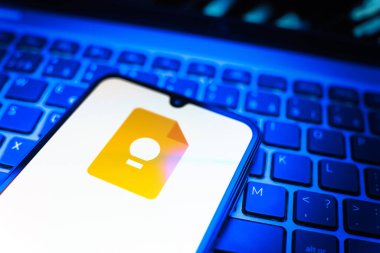 Prag, Çek Cumhuriyeti - 08 19 2025: Google Keep logosunu gösteren klavyenin üzerinde duran cep telefonunun yakından görüntüsü. Google Keep notlar, listeler ve hatırlatıcılar için bir platformdur.