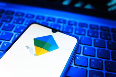 Prag, Çek Cumhuriyeti - 08 19 2025: Google Family Link logosunu gösteren klavyenin üzerinde duran cep telefonunun yakından görüntüsü. Google Family Link ebeveyn denetimi ve çocuk hesabı yönetimi için bir platformdur.