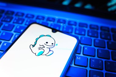 Prag, Çek Cumhuriyeti - 08 19 2025: Bigo Live logosunu gösteren klavyenin üzerinde duran cep telefonunun yakından görüntüsü. Bigo Live canlı yayın ve sosyal etkileşim için bir platformdur.