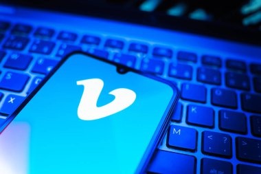 Prag, Çek Cumhuriyeti - 08 19 2025: Klavyede duran ve Vimeo logosunu gösteren bir cep telefonunun yakından görüntüsü. Vimeo, yüksek kaliteli video sunucu ve paylaşımı için bir platformdur.