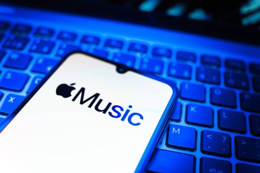 Prag, Çek Cumhuriyeti - 08 19 2025: Bir klavyenin üzerinde Apple Music logosu sergilenen cep telefonunun yakından görüntüsü. Apple Music müzik için bir platformdur..