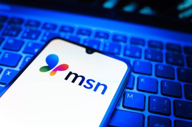 Prag, Çek Cumhuriyeti - 08 19 2025: MSN logosunu gösteren klavyenin üzerinde duran cep telefonunun yakından görüntüsü. MSN haber, e-posta ve çevrimiçi hizmetler için bir platformdur.