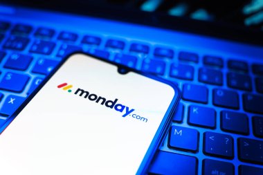 Prag, Çek Cumhuriyeti - 08 19 2025: Klavyede duran ve Monday.com logosunu gösteren bir cep telefonunun yakından görüntüsü. Monday.com proje yönetimi ve takım işbirliği için bir platformdur.