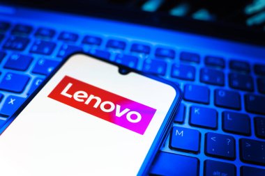 Prag, Çek Cumhuriyeti - 08 19 2025: Klavyede duran ve Lenovo logosunu gösteren bir cep telefonunun yakından görüntüsü. Lenovo bilgisayar ve elektronik üreten bir teknoloji şirketidir..