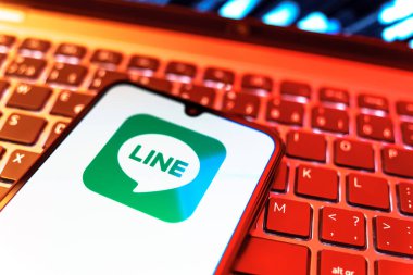 Prag, Çek Cumhuriyeti - 08 19 2025: Bir cep telefonunun klavyede duran ve hat logosunu gösteren yakın plan görüntüsü. Line aramalar, mesajlar ve çokluortam paylaşımı için bir mesajlaşma uygulamasıdır.