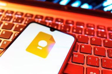 Prag, Çek Cumhuriyeti - 08 19 2025: Google Keep logosunu gösteren klavyenin üzerinde duran cep telefonunun yakından görüntüsü. Google Keep notlar, listeler ve hatırlatıcılar için bir platformdur.