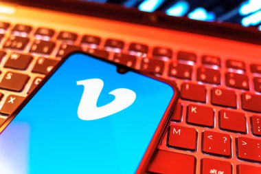 Prag, Çek Cumhuriyeti - 08 19 2025: Klavyede duran ve Vimeo logosunu gösteren bir cep telefonunun yakından görüntüsü. Vimeo, yüksek kaliteli video sunucu ve paylaşımı için bir platformdur.