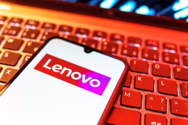 Prag, Çek Cumhuriyeti - 08 19 2025: Klavyede duran ve Lenovo logosunu gösteren bir cep telefonunun yakından görüntüsü. Lenovo bilgisayar ve elektronik üreten bir teknoloji şirketidir..