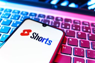 Prag, Çek Cumhuriyeti - 08 19 2025: Klavyede duran ve Youtube Shorts logosunu gösteren bir cep telefonunun yakından görüntüsü. Youtube Shorts kısa form video içeriği için bir platformdur.