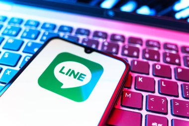 Prag, Çek Cumhuriyeti - 08 19 2025: Bir cep telefonunun klavyede duran ve hat logosunu gösteren yakın plan görüntüsü. Line aramalar, mesajlar ve çokluortam paylaşımı için bir mesajlaşma uygulamasıdır.