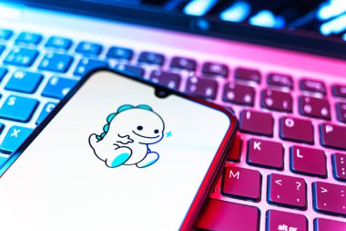 Prag, Çek Cumhuriyeti - 08 19 2025: Bigo Live logosunu gösteren klavyenin üzerinde duran cep telefonunun yakından görüntüsü. Bigo Live canlı yayın ve sosyal etkileşim için bir platformdur.