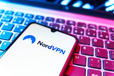 Prag, Çek Cumhuriyeti - 08 19 2025: Klavyenin üzerinde NordVPN logosunu gösteren cep telefonunun yakın çekim görüntüsü. NordVPN güvenli ve özel internet taraması için bir platformdur.