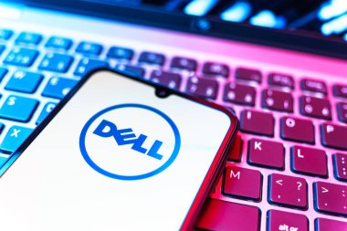 Prag, Çek Cumhuriyeti - 08 19 2025: Klavyede duran ve Dell logosunu gösteren bir cep telefonunun yakından görüntüsü. Dell bilgisayar ve bilişim çözümleri üreten bir teknoloji şirketidir..