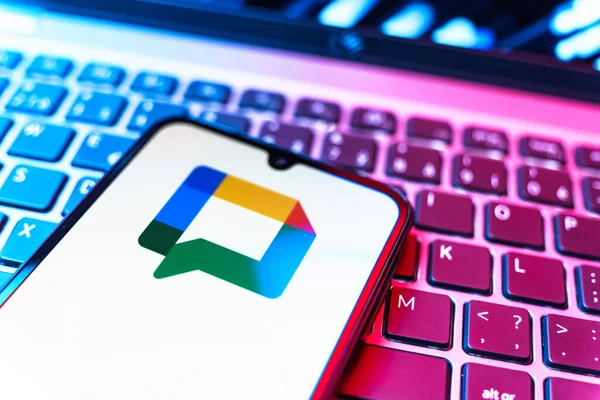 Prag, Çek Cumhuriyeti - 08 19 2025: Google Chat logosunu gösteren klavyenin üzerinde duran cep telefonunun yakından görüntüsü. Google Chat mesajlaşma ve takım işbirliği için bir platformdur.